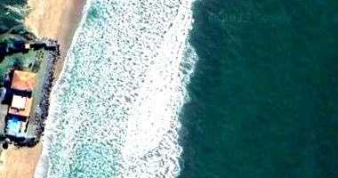 Terreno frente mar com 315m² construídos e área total atraente