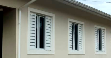 Terreno Rural com Edificações e Plantação de Milho