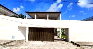 Casa padrão com 4 quartos, 4 banheiros, 1 vaga, ocupada