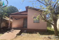 Casa residencial com 3 quartos, 2 banheiros, ocupada, 120m² construídos