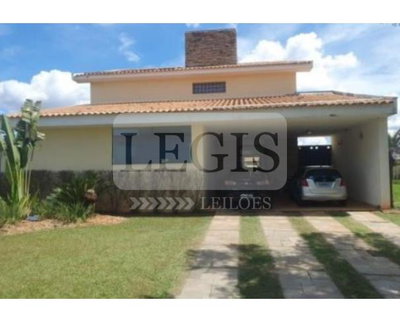 Casa de alto padrão com 4 suítes e 494,77 m²