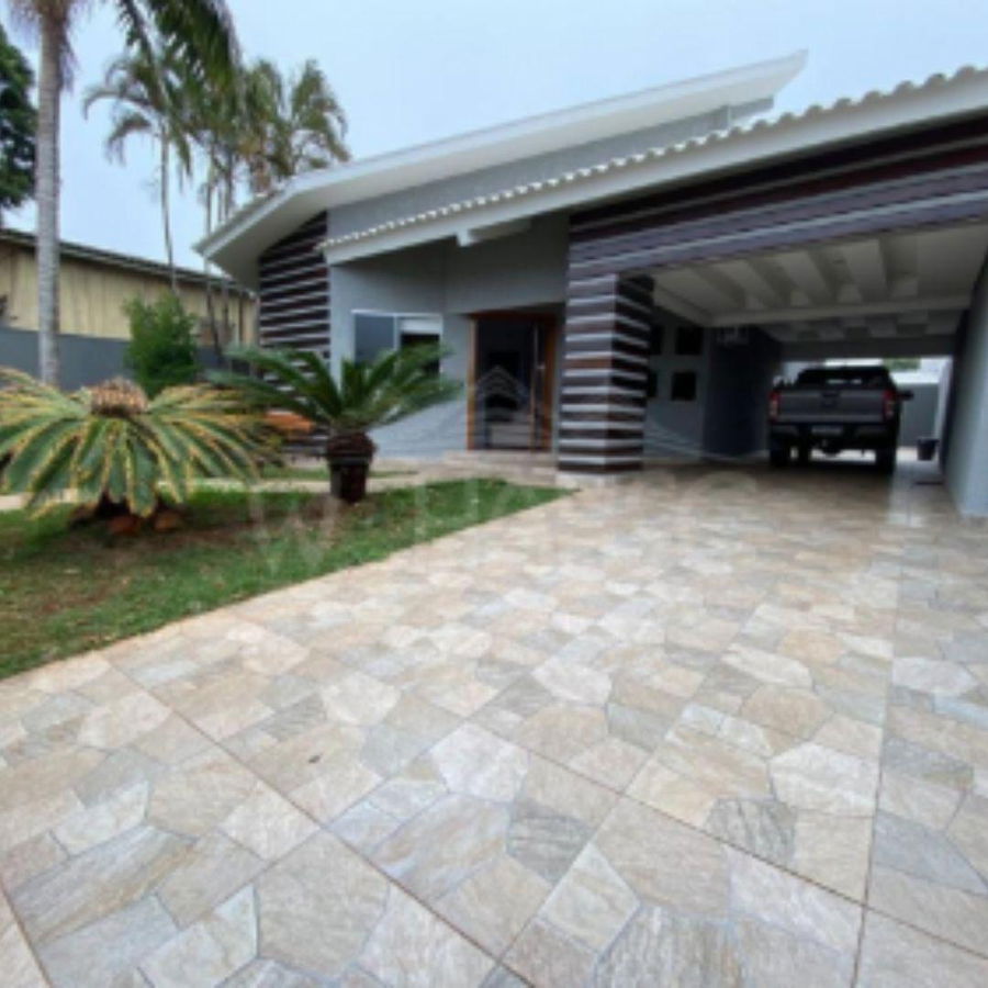 Casa ampla com 3 suítes, piscina e salão de festas, ocupada