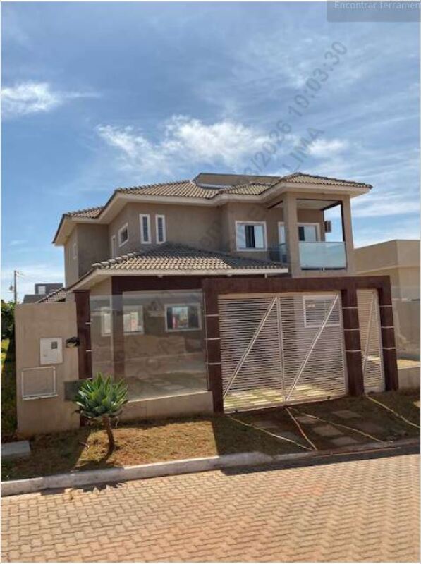 Sobrado com 4 quartos, 3 banheiros e 300m² de área construída