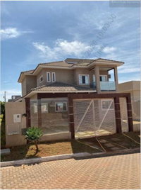 Sobrado com 4 quartos, 3 banheiros e 300m² de área construída