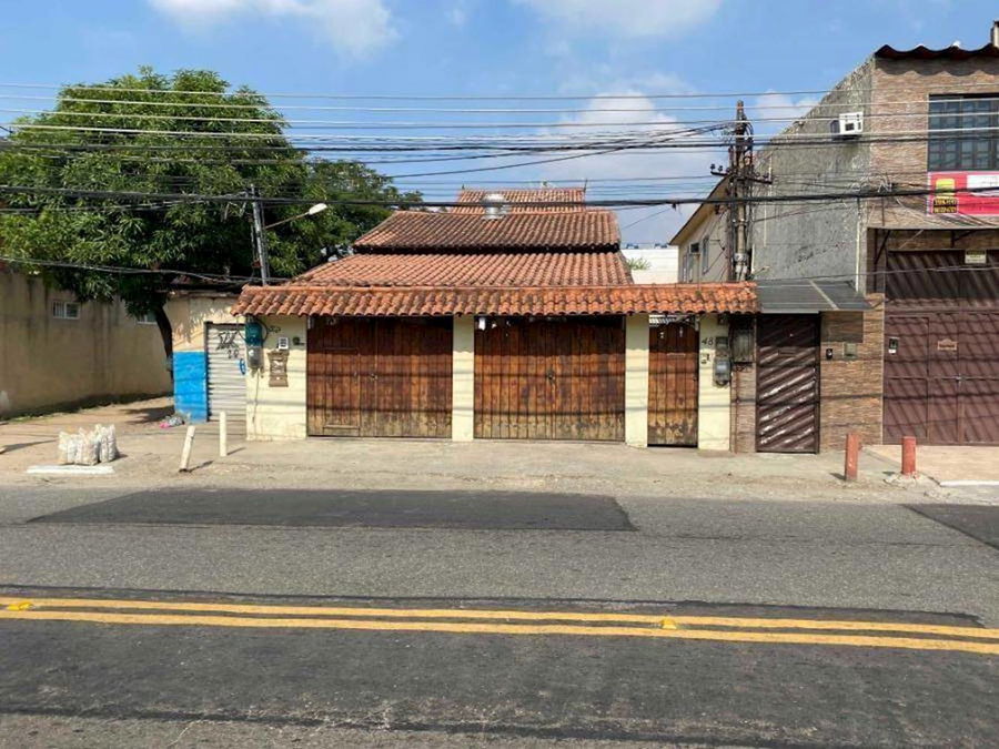 Casa padrão com 3 quartos, 3 banheiros e 4 vagas, ocupada