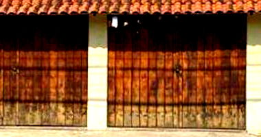 Casa padrão com 3 quartos, 3 banheiros e 4 vagas, ocupada