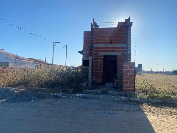 Casa com 2 quartos, 2 banheiros, 69.84m²