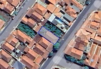 Casa ocupada com 99 m² de área construída