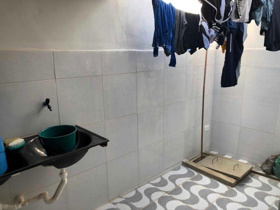 Casa com 3 quartos, 2 banheiros e 1 vaga, área construída 75m²