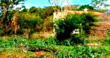 Terreno de 497,96m² em condomínio, imóvel ocupado