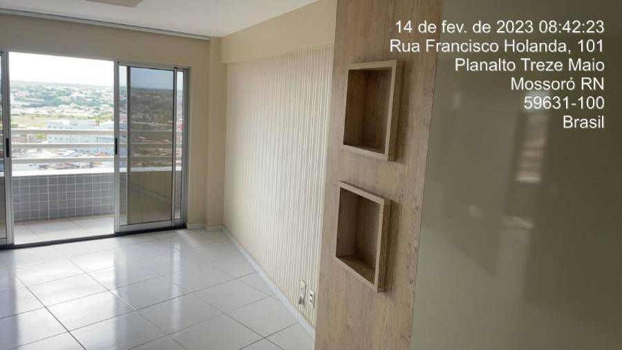 Apartamento desocupado com 84m² de área construída