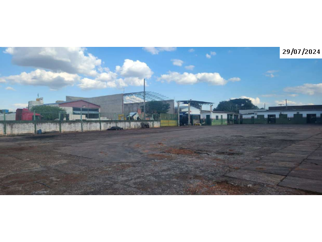 Complexo de edificações com 1.750m² e 7 casas em Ponta Porã/MS