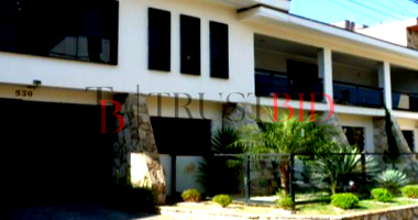 Casa ampla com 771m² construída e terreno de 600m², ocupada