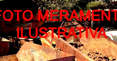 Oito Containers de Entulhos