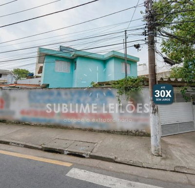 Sobrado com 4 quartos, suíte e 130m² construídos