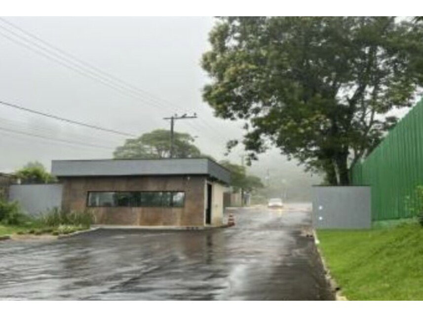 Casa com 584m² construídos, ocupada, em condomínio