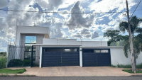 Casa com 3 quartos, 4 banheiros e piscina, ocupada