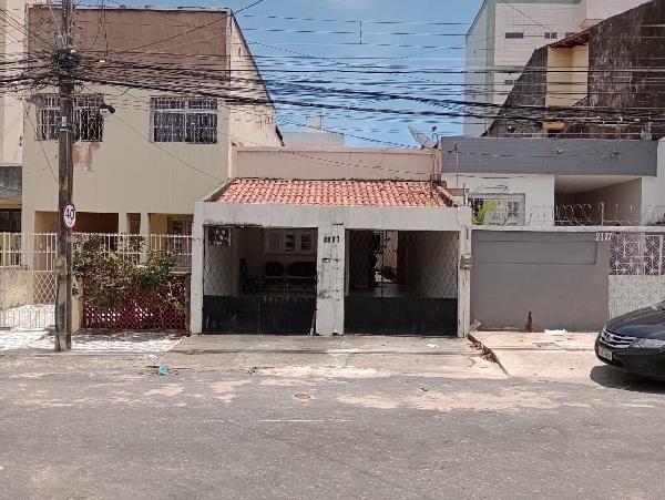 Casa com 3 quartos, 2 banheiros, 109m² construída, terreno 211,75m²