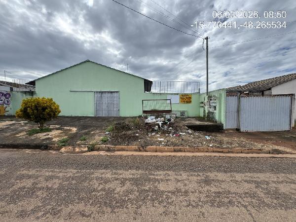 Casa com 2 quartos, 1 banheiro e área de serviço