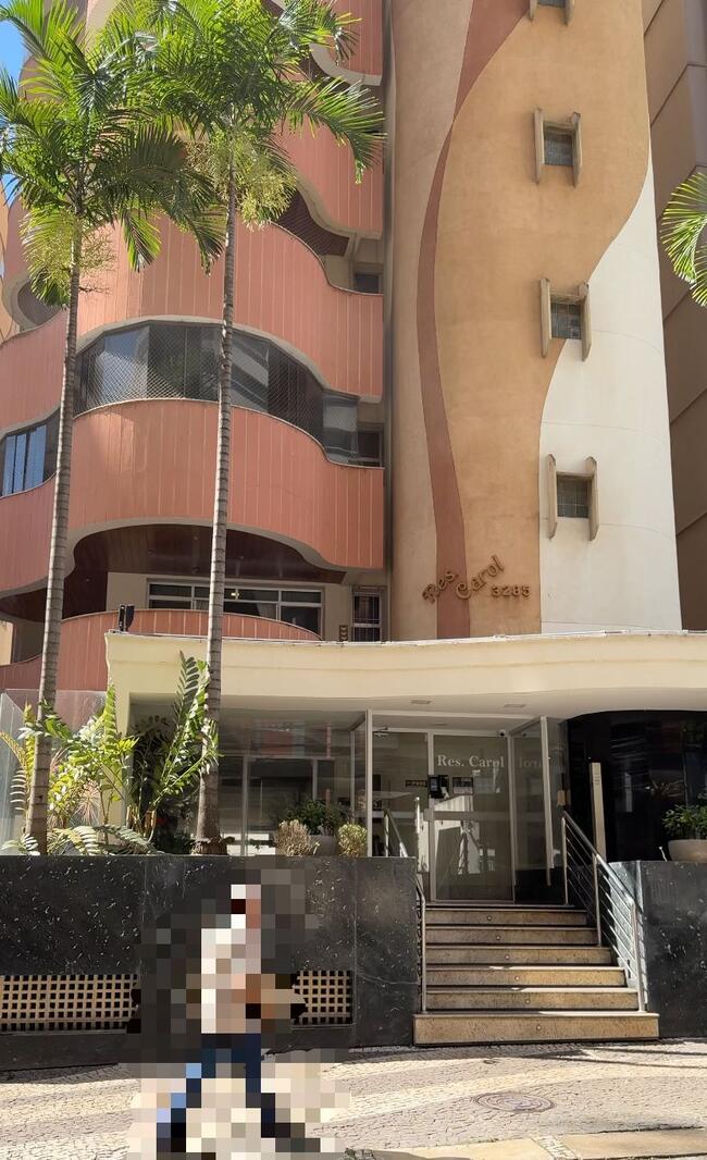 Apartamento 300 com 3 quartos, 2 banheiros, 1 vaga, desocupado