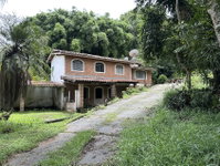 Chácara com 4 casas, piscina e área construída de 791,31m²