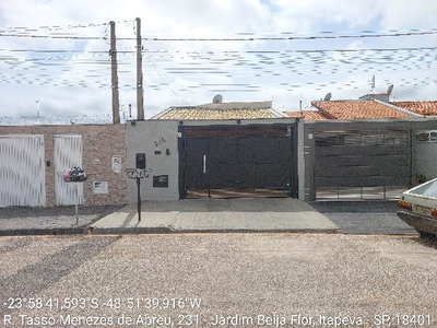 Casa com 2 quartos, 2 banheiros e 81,21 m²