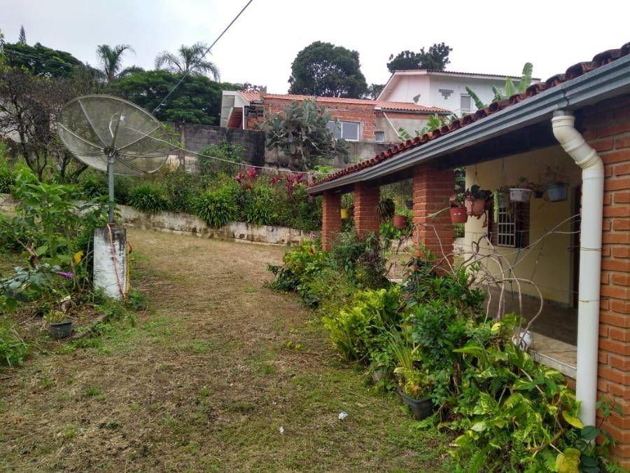 Casa ocupada com terreno amplo de 3956 m² e 135 m² construídos