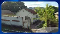 Casa com 3 quartos e 2 banheiros, área construída de 120m², desocupada