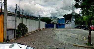 Prédios espaçosos com terrenos extensos para investimento