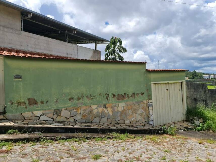 Casa Desocupada com 1 Vaga e Ampla Área em Formiga/MG