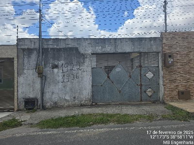 Casa com 2 Quartos e Varanda em Feira de Santana