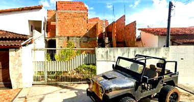 Casa Ocupada com 3 Quartos e Varanda em Feira de Santana