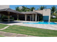 Casa de alto padrão com 4 suítes, piscina e sauna em condomínio