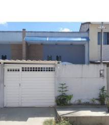 Casa em condomínio com 3 quartos, 2 banheiros, piscina e 1 vaga