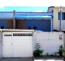 Casa em condomínio com 3 quartos, 2 banheiros, piscina e 1 vaga