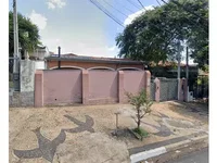 Casa ocupada com 301,17m² e lote de 490m²