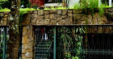 Sobrado com 4 Quartos e 2 Suítes em Leilão