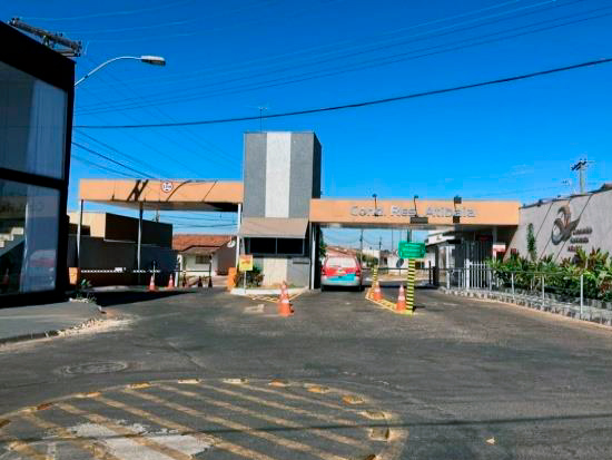 Casa com 44,41m² de área privativa, ocupada, em condomínio