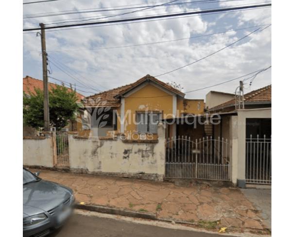 Casa residencial com 200m² de área total, desocupada