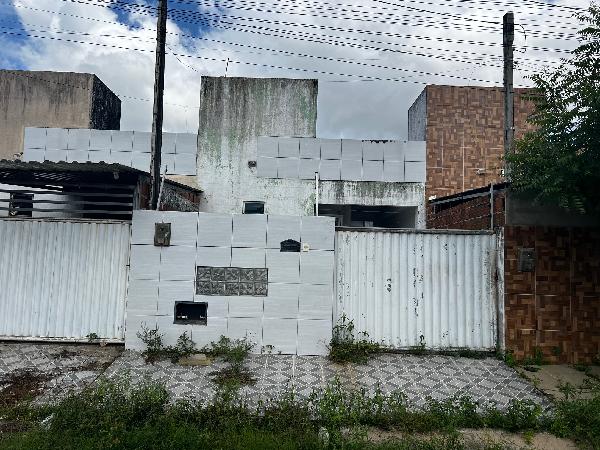 Casa com 2 quartos, 2 banheiros e 63m² construídos, ocupada