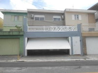 Casa padrão com 3 quartos, 2 banheiros e 1 vaga, ocupada