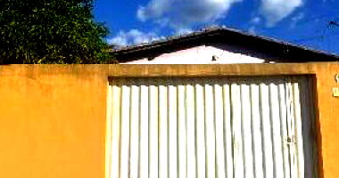 Casa com 2 quartos, 1 banheiro e vaga de garagem