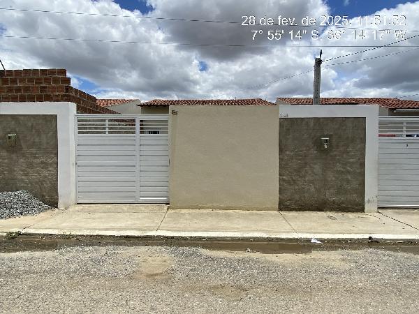 Casa com 2 quartos, sala, cozinha, área de serviço e 1 vaga
