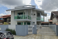 Casa de alto padrão com 2 pavimentos, 366,80m², 233,77m² construídos, 2 quartos, 2 banheiros, desocupada