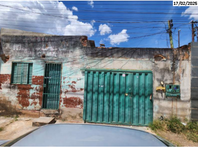 Casa com 160m² em terreno de 202,50m², estado abandono