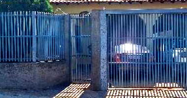 Casa ampla com 5 quartos, 4 banheiros e 2 salas, área construída 334m²