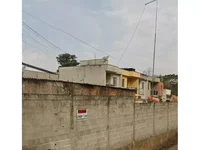 Casa em leilão com 5 unidades prontas e 4 inacabadas