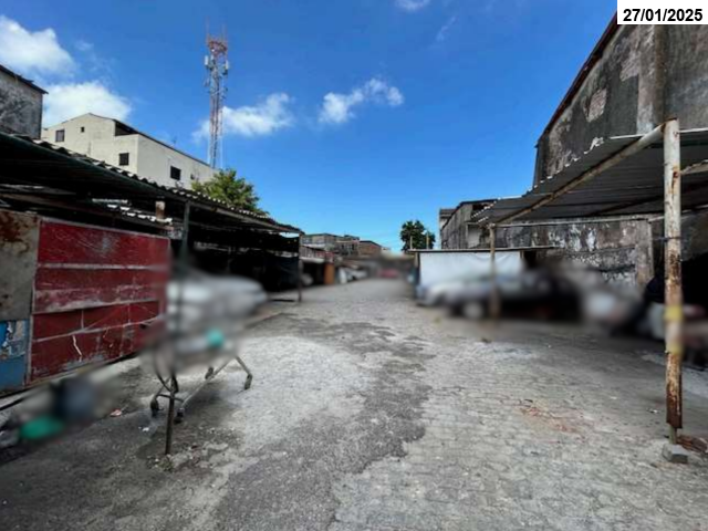Terreno de 917,80 m² em área mista com estacionamento