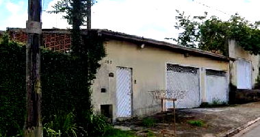 Casa com 3 quartos, 2 banheiros, 205m² construída, desocupada