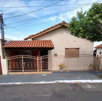 Casa com 5 cômodos e 2 alpendres em terreno de 139,08 m²